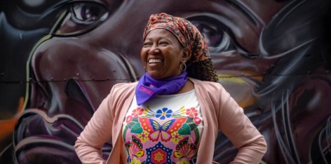 Mujer afro sonriendo