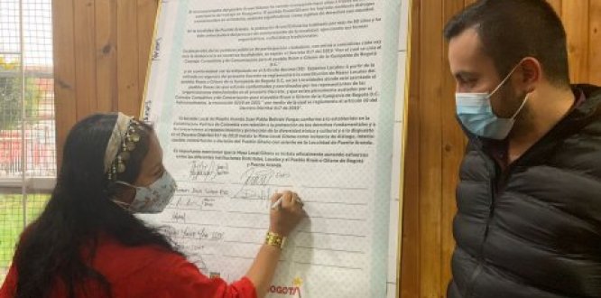 Mujer Gitana firmando acuerdo