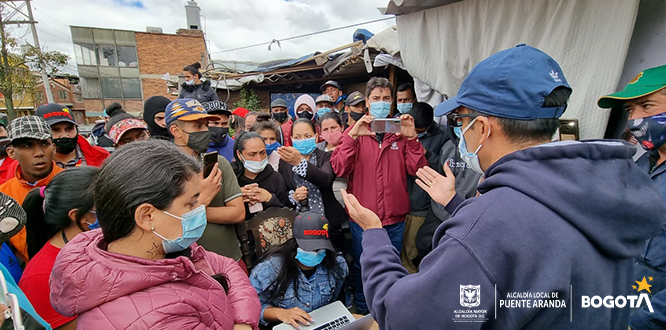 Inspector dialogando con la comunidad