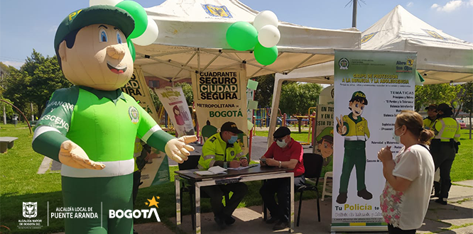 Policía atendiendo a un ciudadano