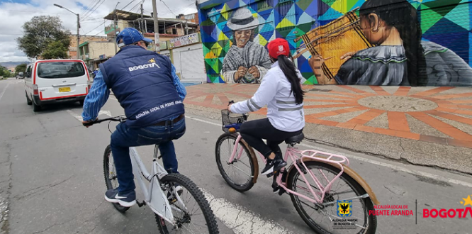 Dos personas en bicicleta