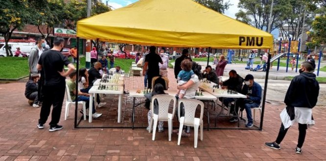 Grupo de personas jugando ajedrez
