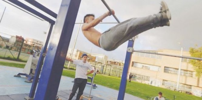 Hombre haciendo ejercicio en parque