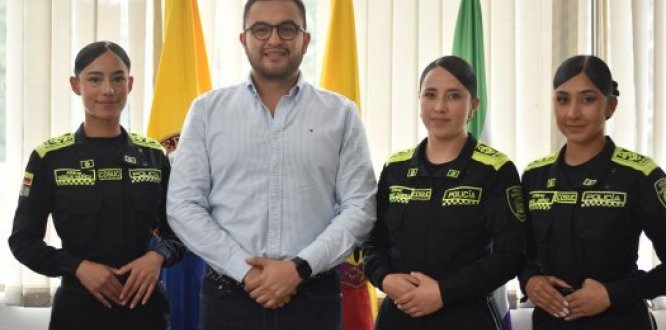 Alcalde Juan Pablo Beltran e integrantes de la Policia