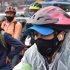 Mujer montando en bici