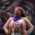 Mujer afro sonriendo