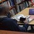 Hombre leyendo en la biblioteca