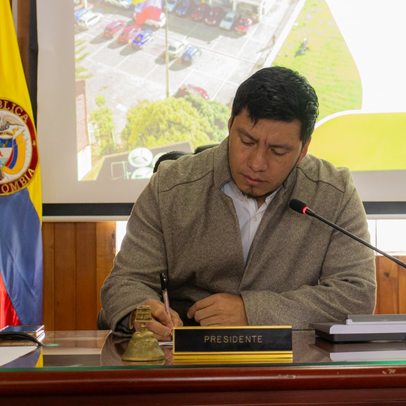 Edil presidente de la comisión de presupuesto Edil presidente de la comisión de presupuesto firmando el cronograma de Septiembre JAL