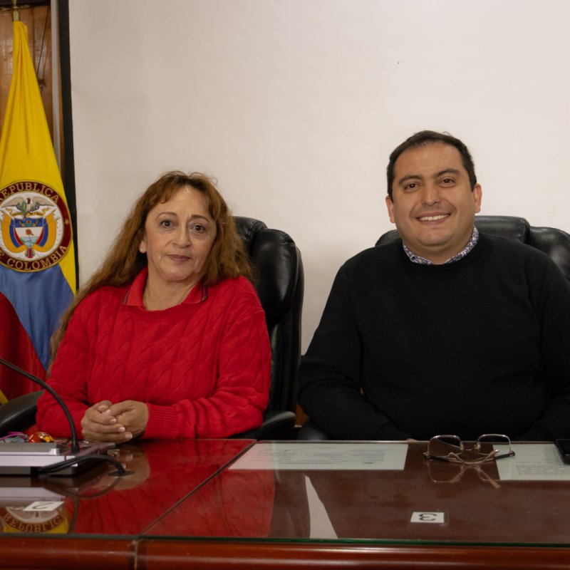 Alcalde Víctor Cruz con la presidenta de la JAL