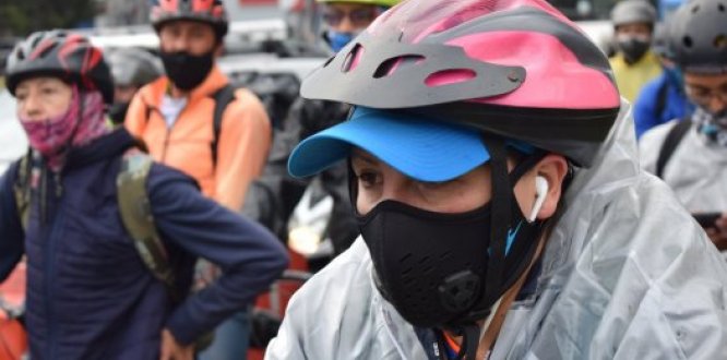 Mujer montando en bici