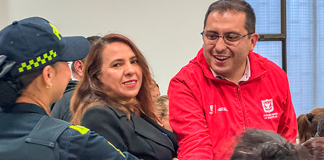 “Un policía, una mujer y el Alcalde de Puente Aranda Víctor Cruz se saludan durante el Segundo Encuentro de Coordinadores de Zonas Seguras, en un espacio comunitario de diálogo y participación ciudadana.”