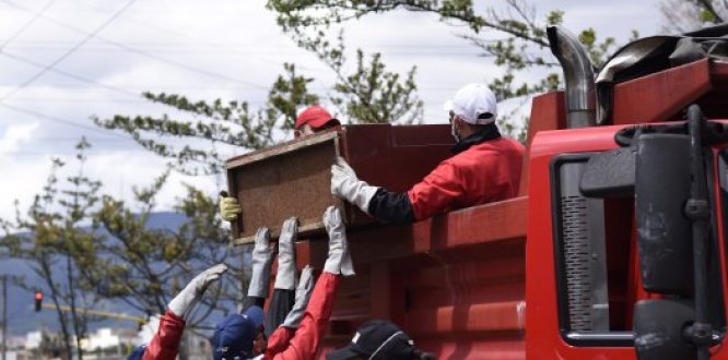 Gestores de la alcaldía recogiendo escombros