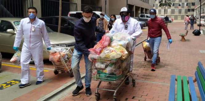 Entrega de ayudas alimentarias a las familias de Puente Aranda 