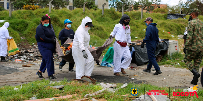 Operarios recolectando basura