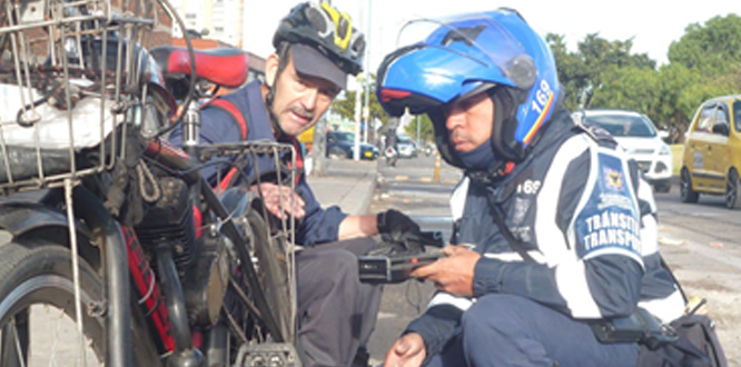 Control y verificación a ciclomotores que circulan por la localidad de Puente Aranda