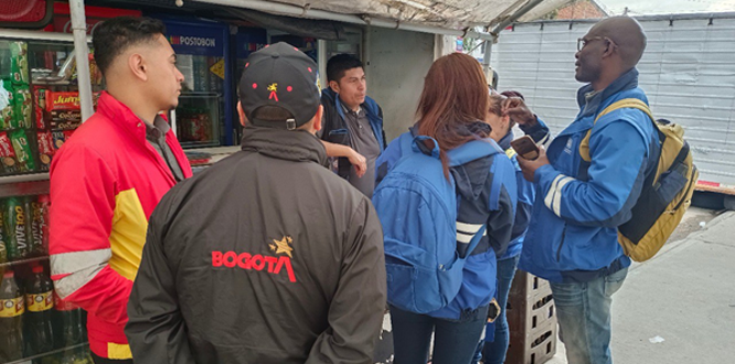 En Puente Aranda tomamos medidas para preservar el espacio público con operativo de identificación y sensibilización sobre el uso indebido de containers comerciales en el barrio Pensilvania