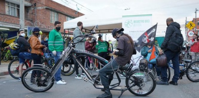 Hombre en bicicleta Hombre en bicicleta
