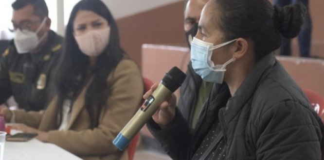 CIUDADANA HABLANDO EN MICROFONO