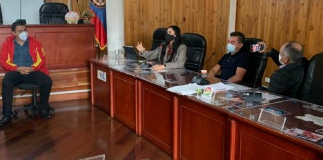 Alcaldesa hablando con la comunidad