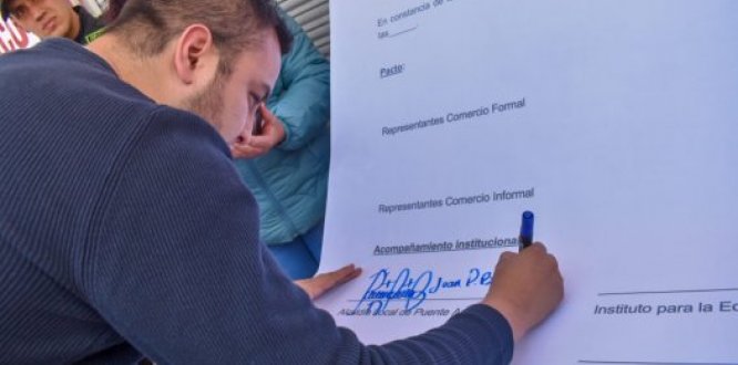 Alcalde firmando el pacto