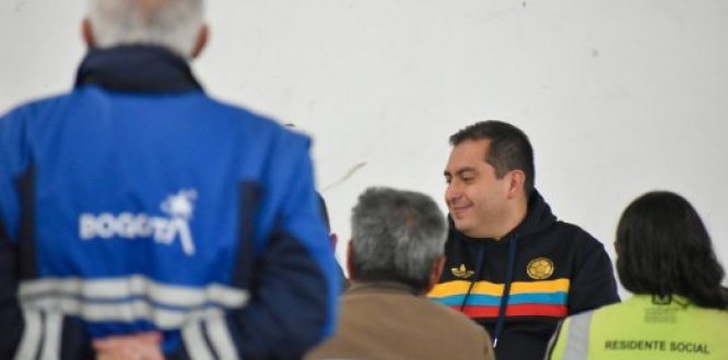El alcalde local de Puente Aranda, Víctor Alfonso Cruz Sánchez, participa en la segunda mesa de trabajo realizada en el punto comercial de San Andresito de la carrera 38, junto con representantes del IPES y de la comunidad.