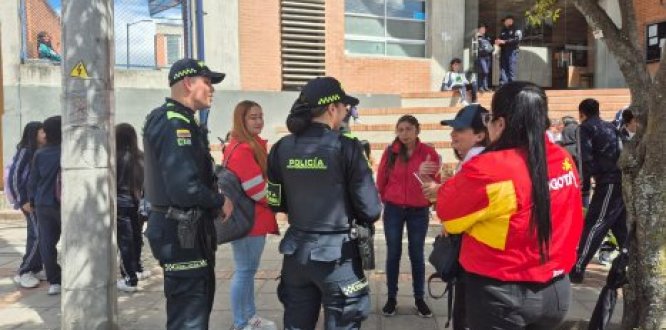 Entornos Escolares Seguros Funcionarios de la Alcaldía Local de Puente Aranda y uniformados de la Policía dialogan con padres de familia y estudiantes a la salida del Colegio Cultura Popular, sede A, en el barrio Ciudad Montes. La jornada hace parte de la estrategia de Entornos Escolares Seguros, que busca prevenir la violencia, el consumo de drogas y garantizar la seguridad en los alrededores de las instituciones educativas.