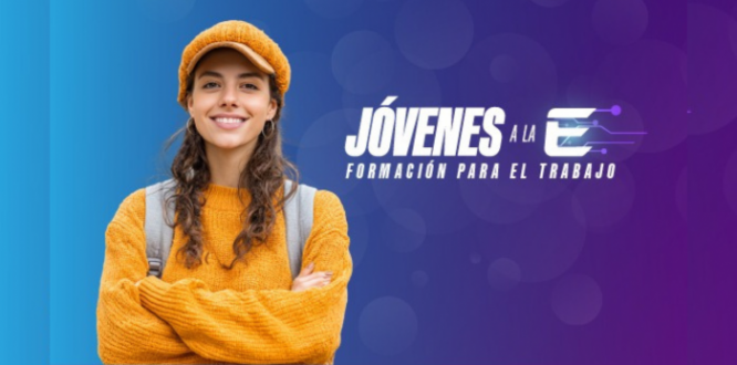 Joven sonriente con suéter y gorra color mostaza, cargando una mochila, sobre un fondo en tonos azul y morado con el texto: “Jóvenes a la E – Formación para el trabajo”.