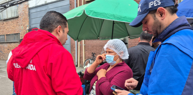 “Funcionarios de la Alcaldía Local de Puente Aranda y del IPES dialogan con una comerciante durante una jornada de inspección y sensibilización sobre el uso adecuado del espacio público en la Carrera 44, en el marco de las acciones para promover la convivencia y la responsabilidad empresarial en la localidad.”