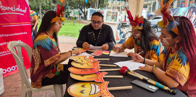 Personas participan en una jornada de la estrategia Bogotaneidad en La Alquería, organizada por la Alcaldía Local de Puente Aranda, con actividades de sensibilización sobre el acoso sexual callejero.