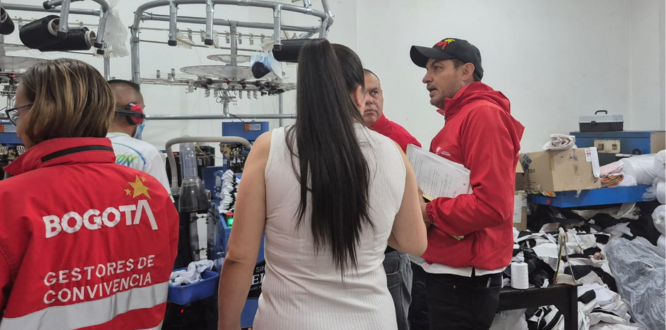 Funcionarios de la Alcaldía Local de Puente Aranda realizan una jornada de inspección en un establecimiento comercial. En la imagen se observan gestores de convivencia y personal técnico verificando documentos y maquinaria como parte de los operativos de Inspección, Vigilancia y Control (IVC) a bodegas y comercios de la localidad.