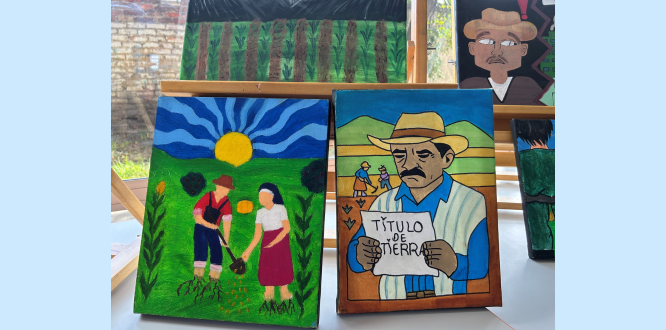 La Alcaldía Local de Puente Aranda acompaña el XII Conversatorio de Seguridad Alimentaria en el marco del aniversario del Colegio La Merced. “Pinturas alusivas al campo y la seguridad alimentaria: campesinos trabajando la tierra y un agricultor con un título de propiedad, expuestas durante la conmemoración en el Colegio La Merced.”