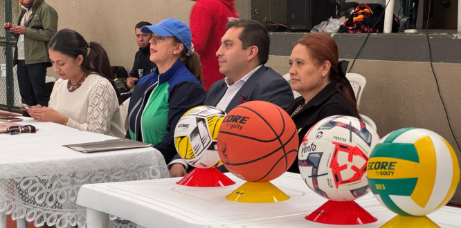 “Autoridades locales y representantes educativos durante la inauguración de los Juegos Intercolegiados Locales 2025 en Puente Aranda, con balones de distintas disciplinas deportivas sobre la mesa principal.”