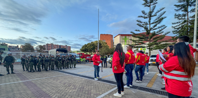 "Funcionarios de la Alcaldía Local de Puente Aranda, vestidos con chaquetas rojas, se reúnen con miembros del Ejército y la Policía en un patrullaje mixto interinstitucional, como parte de las acciones de seguridad y convivencia en la localidad."