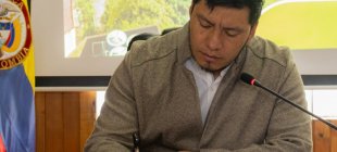 Edil presidente de la comisión de presupuesto firmando el cronograma de Septiembre JAL