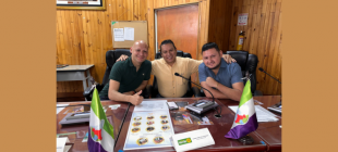 Tres ediles de Puente Aranda sonríen sentados en la mesa de la Junta Administradora Local, durante una jornada de trabajo sobre juventud, presupuesto y movilidad en la localidad.