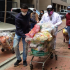 Entrega de ayudas alimentarias a las familias de Puente Aranda 