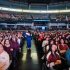 Vista panorámica del Movistar Arena de Bogotá lleno de estudiantes durante Biz Fest 2025. En primer plano, cientos de jóvenes de colegios de Puente Aranda y otras localidades escuchan atentos, mientras en las graderías se aprecia la masiva asistencia al evento. Una pantalla en la parte superior muestra el lema “Sueña en grande”, resaltando el espíritu de inspiración y emprendimiento juvenil del festival.