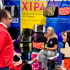 Alcalde Víctor Cruz de Puente Aranda con emprendedor en la feria de Expopet en Corferias