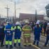 Funcionarios y equipos de emergencia participan en el Simulacro Distrital 2025 en Puente Aranda. En la imagen, se observa a personal de Bomberos Bogotá, brigadistas industriales y trabajadores con cascos y uniformes de seguridad recibiendo instrucciones en una zona industrial. El ejercicio demuestra la organización y el compromiso de la localidad con la prevención y la gestión del riesgo.