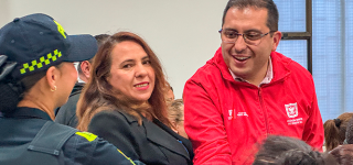 “Un policía, una mujer y el Alcalde de Puente Aranda Víctor Cruz se saludan durante el Segundo Encuentro de Coordinadores de Zonas Seguras, en un espacio comunitario de diálogo y participación ciudadana.”