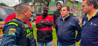 “Jornada de limpieza en el Canal Comuneros en Puente Aranda, con equipos y comunidad recuperando el espacio público.”