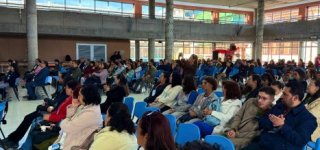 Asistentes al Foro Educativo Local 2025 en el Colegio La Merced, sentados en un auditorio, escuchan atentamente las intervenciones de docentes y estudiantes sobre educación de calidad en Puente Aranda.