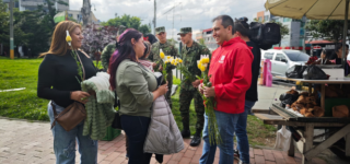 Puente Aranda llevó flores y mensajes de prevención durante la celebración del Día de la Madre