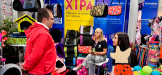 Alcalde Víctor Cruz de Puente Aranda con emprendedor en la feria de Expopet en Corferias