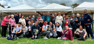Grupo de personas mayores beneficiarias del Subsidio Tipo C en Puente Aranda, reunidas en un encuentro comunitario al aire libre, acompañadas por integrantes de la Alcaldía Local y la Secretaría de Integración Social