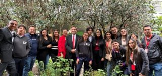 Grupo de estudiantes, docentes y representantes de la Alcaldía Local de Puente Aranda reunidos en la huerta escolar del Colegio Antonio José de Sucre.