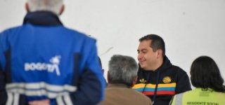 El alcalde local de Puente Aranda, Víctor Alfonso Cruz Sánchez, participa en la segunda mesa de trabajo realizada en el punto comercial de San Andresito de la carrera 38, junto con representantes del IPES y de la comunidad.