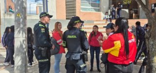 Funcionarios de la Alcaldía Local de Puente Aranda y uniformados de la Policía dialogan con padres de familia y estudiantes a la salida del Colegio Cultura Popular, sede A, en el barrio Ciudad Montes. La jornada hace parte de la estrategia de Entornos Escolares Seguros, que busca prevenir la violencia, el consumo de drogas y garantizar la seguridad en los alrededores de las instituciones educativas.