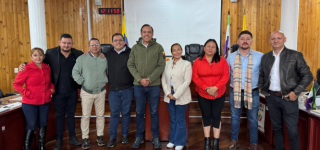“Representantes de la Alcaldía Local de Puente Aranda y el subsecretario de Gobierno durante una jornada de diálogo con los ediles y edilesas en la Junta Administradora Local, en un espacio de articulación institucional y trabajo conjunto por la comunidad.”