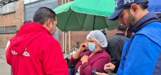 “Funcionarios de la Alcaldía Local de Puente Aranda y del IPES dialogan con una comerciante durante una jornada de inspección y sensibilización sobre el uso adecuado del espacio público en la Carrera 44, en el marco de las acciones para promover la convivencia y la responsabilidad empresarial en la localidad.”